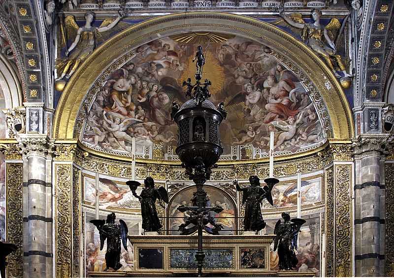 File:Ciborium and bronze angels before apse fresco by Beccafumi - Duomo - Siena 2016.jpg