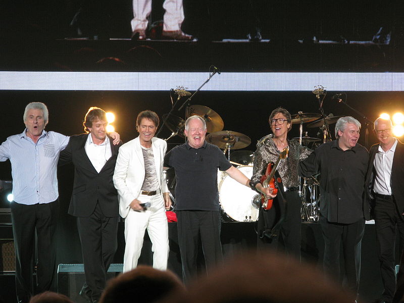 File:Cliff Richard and The Shadows encore line-up Wembley Arena 23OCT2009.JPG