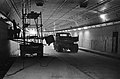 Afbouw van de tunnel, arbeiders leggen laatste hand aan verlichting. 29 maart 1966