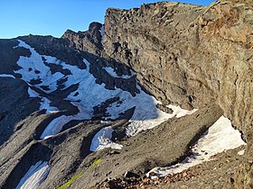 Névés et moraines dans la partie supérieure du Corral del Veleta sous le sommet du Veleta en 2013 où se trouvait le dernier fragment du glacier en 1913.