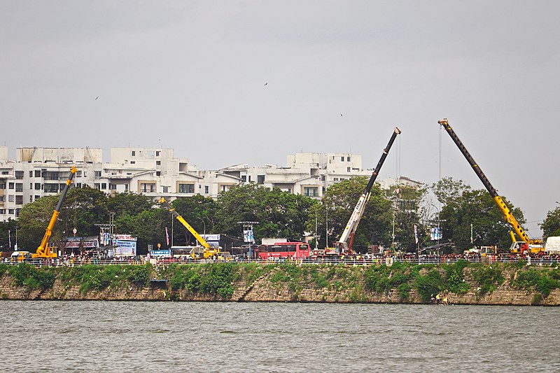 File:Crane machines along Tankbund during Ganesh nimajjanam.jpg