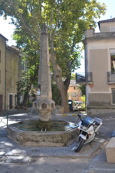 File:Cucuron - Fontaine près du beffroi.JPG