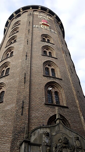File:Danemark, Copenhague, la Rundetårn, la tour ronde construite en 1642 par Christian IV (32385018474).jpg