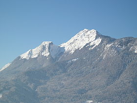 La dent de Cons en hiver, vue depuis le hameau du Mont-Dessus à Ugine.