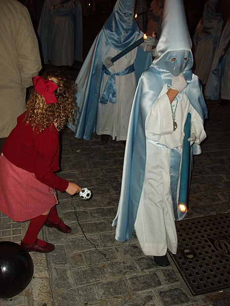 File:Desfile de penitentes.JPG