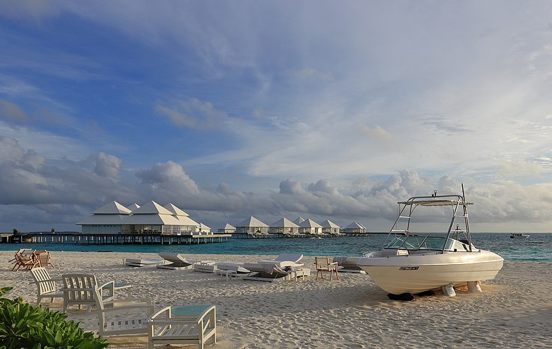 File:Diamonds Thudufushi Beach and Water Villas, May 2017 -11.jpg