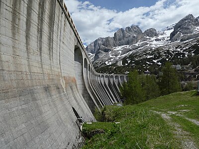 Staumauer (Fedaia Dam) und Undicigrat (mountain in background)