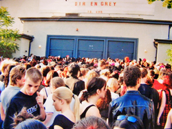 Fans vor der Columbiahalle, Berlin, Stunden vor dem ersten Deutschlandkonzert von Dir En Grey am 28. Mai 2005