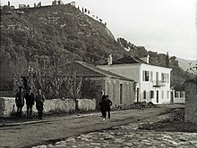 Road from the centre of Vlora to the port. On the hill are the ruins of the Bektashi teqe of Kuz Baba. 1913-1914 Dmmc07.jpg