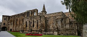 Dunfermline_Palace_south_wall_and_Gatehouse.JPG