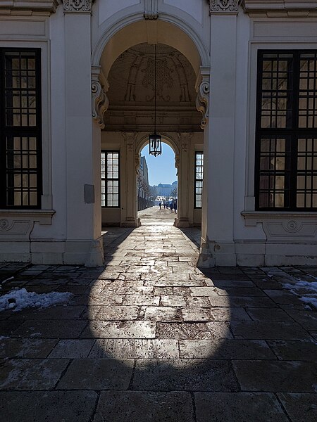 File:Durchgang der unteren Belvedere (Wien).jpg