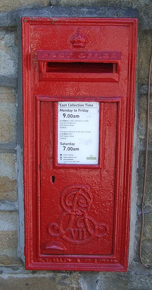 File:Edward VII postbox on Queen Street, Hadfield - geograph.org.uk - 5898895.jpg