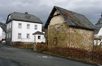 Ehemalige Schule und Bruchsteinstall