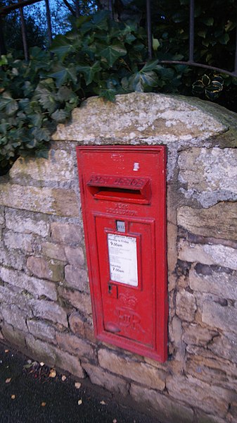 File:Elizabeth II post box, North Street, Wetherby (21st November 2017).jpg