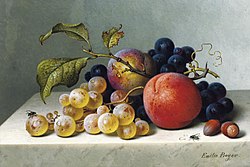 Pfirsiche und Trauben auf einem Marmorsims