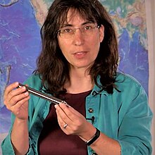 Emily Brodsky dengan parit bawah laut thermometer.jpg