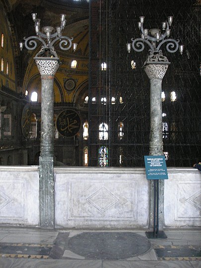 Verd antique columns and disc in the empress's loggia