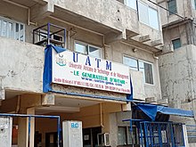 Entrée principale de l'Université africaine de technologie et de management.