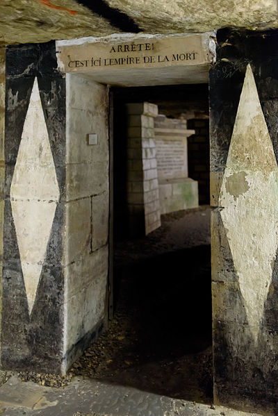 File:Entrance to the Paris catacombs, 30 June 2015.jpg