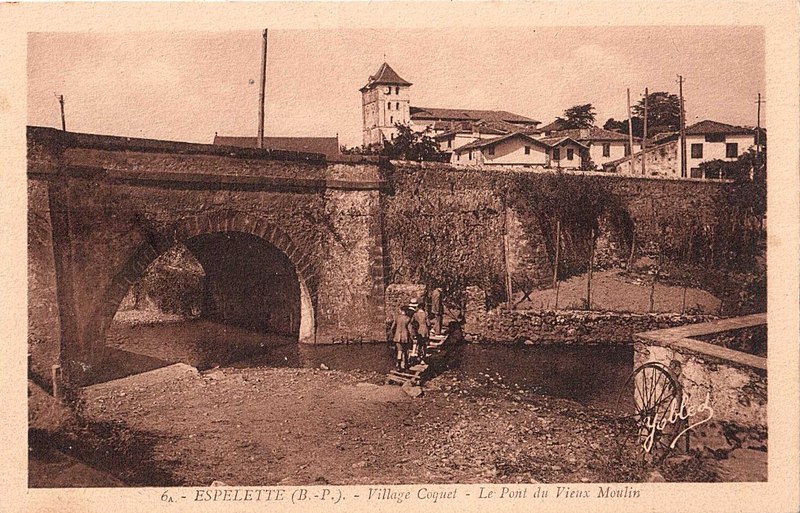 File:Espelette (64) - Le pont du viux moulin.jpg