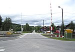 Foto eines Bahnübergangs in einer Ortschaft