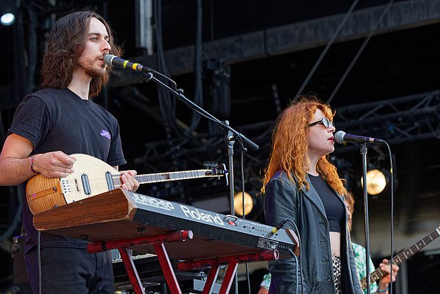 Altın Gün on Festival des Vieilles Charrues in 2018.