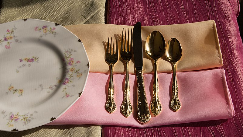 File:Flatware and Napkins (20689496473).jpg