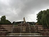 Fontana monumentale e statua "Eva" nel parco della butte cappello rosso, 75019.JPG