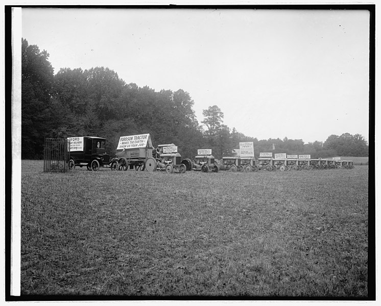 File:Ford tractor demonstration LCCN2016823780.jpg