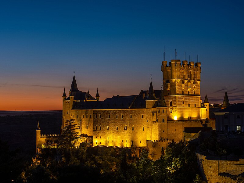 File:Fotografía nocturna del Alcázar de Segovia 1.jpg