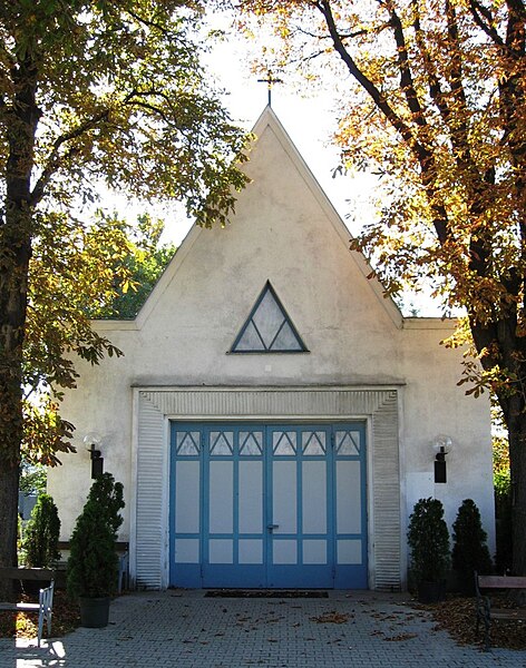 File:Friedhof Stadlau Aufbahrungshalle.jpg