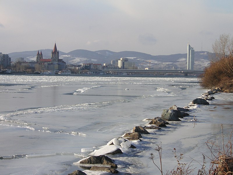 File:Frozen Danube Reichsbrücke.JPG