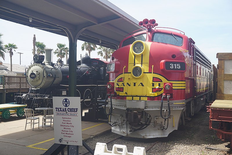 File:Galveston Railroad Museum March 2022 46 (Atchison, Topeka and Santa Fe Railway EMD F7A No. 315 and Southern Pacific Railroad 1892 Cooke 4-6-0 No. 314).jpg