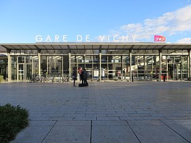 Passagerarbyggnaden och ingången till stationen.