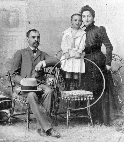 Coșbuc with wife and son in a photograph published in 1905