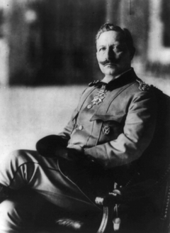portrait photographique en noir et blanc d'un homme en tenue militaire portant une moustache