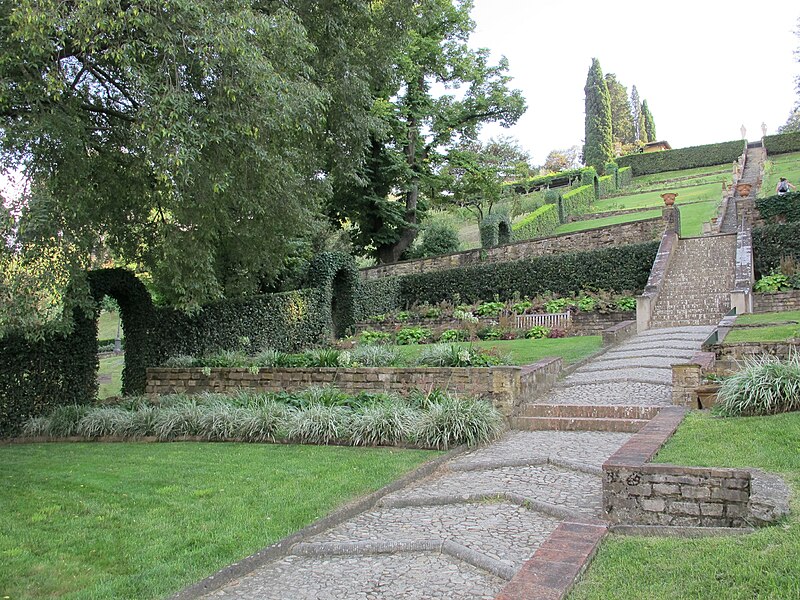 File:Giardino a terrazze 15 scalinata.JPG