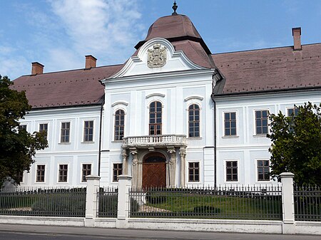 Main facade of Grassalkovich Palace, Hatvan Grassalkovich-kastely (Oracsek Ignac, Mayerhoffer Andras, Jung Jozsef), Kossuth Lajos ter, Hatvan3.jpg