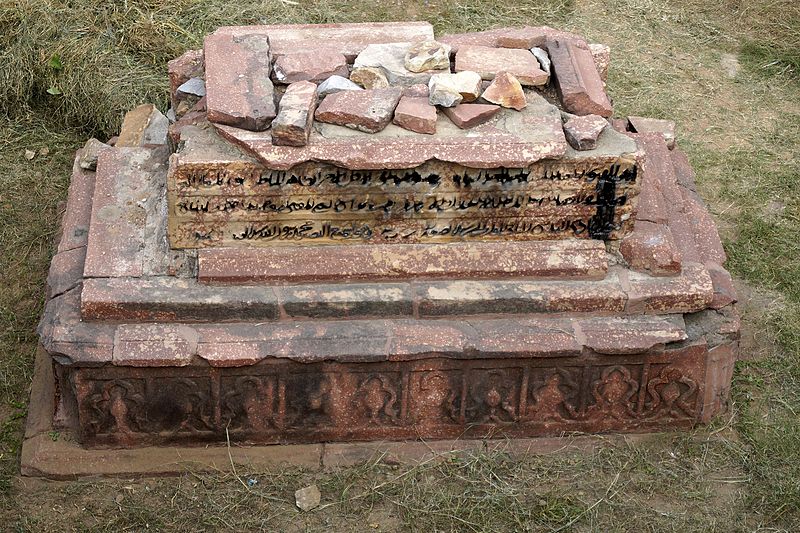 File:Graveyard of Balban ,Mehrauli Archaeological Park,New Delhi,India.jpg