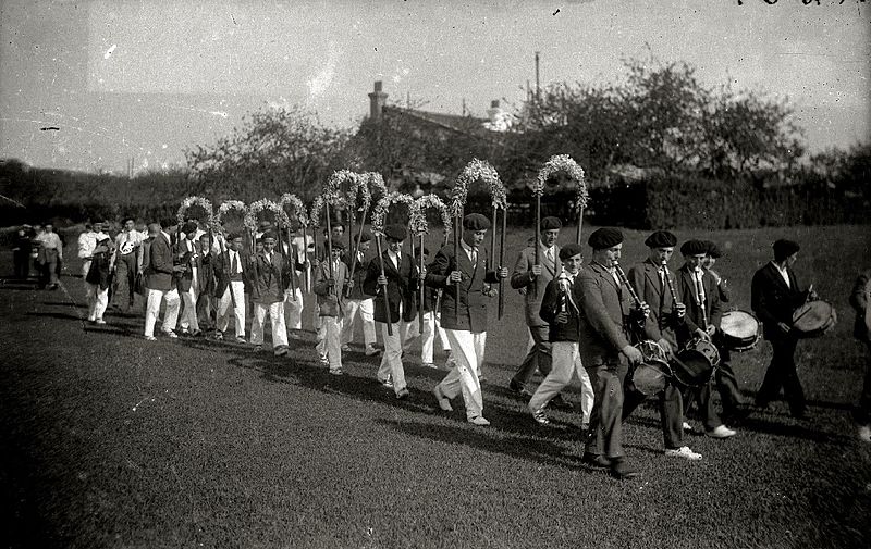 File:Grupo de dantzaris y txistularis entre los que aparece Marcial Telletxea (1 de 1) - Fondo Marín-Kutxa Fototeka.jpg