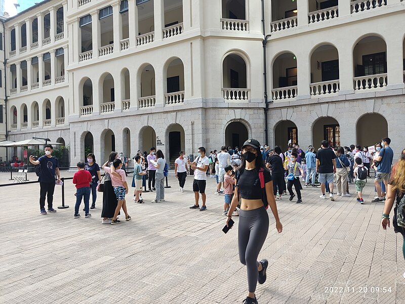 File:HK Central 舊中區警署 Ex-Central Police Station 奧卑利街 Old Bailey Street Tai Kwun Square Sunday visitors November 2022 Px3 01.jpg