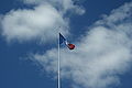 de: Die französische Flagge weht über dem Friedhof en: the french flag at Hartmannswillerkopf cemetery