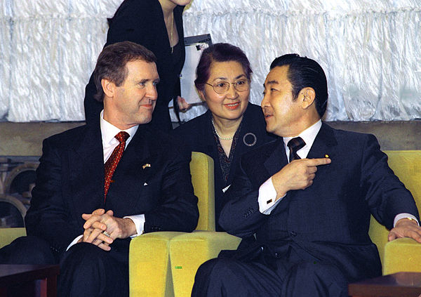 Hashimoto with William Cohen (at the Prime Minister's Official Residence on 9 April 1997)