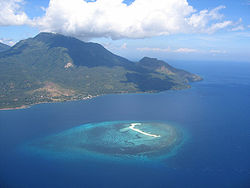 Isla Blanca frente a la costa de Camiguín.