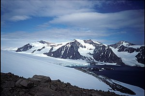 Blick von der Schulter des Mount Searle nach Süden auf die Mündung des Shoesmith Glacier in die Lystad Bay