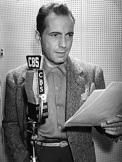 Humphrey Bogart radiokuunnelmasarjan Suspense äänityksessä vuonna 1945.