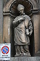 Estatua en la entrada de la Universidad Estatal de Milán.