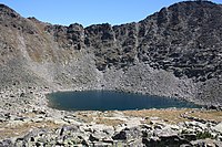 Morena ao redor do lago Icy (2709 m), logo abaixo do pico Musala (2925 m) na Montanhas Rila, Bulgária.