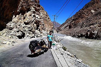 De weg en Indus nabij Dah