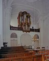 Orgel met daaronder de ingangen van de kerkruimte